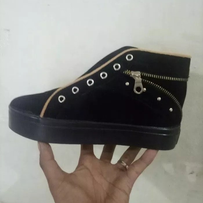 Boots R0001 VM13 Hitam 2