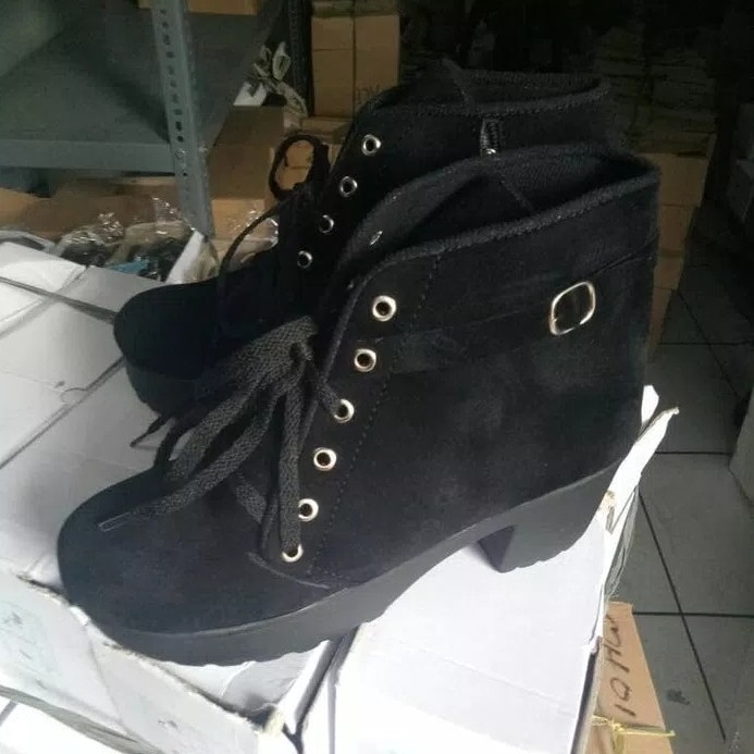 Boots Zipper Bludru Hitam 4