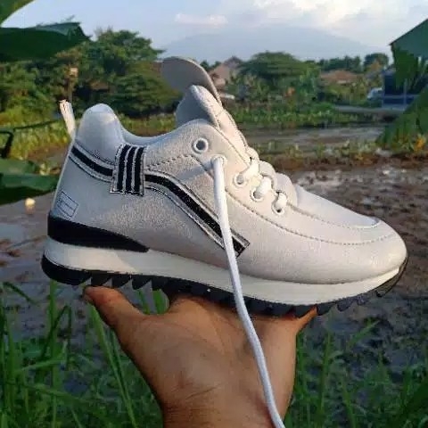 SEPATU BOOT MG PUTIH 2