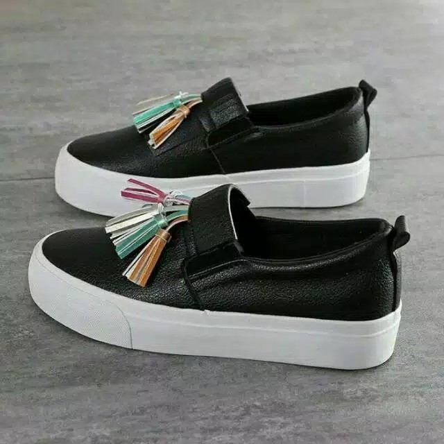 SLIPON RUMBAY PUTIH DAN HITAM 2