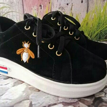 SNEAKER LEBAH HITAM  2