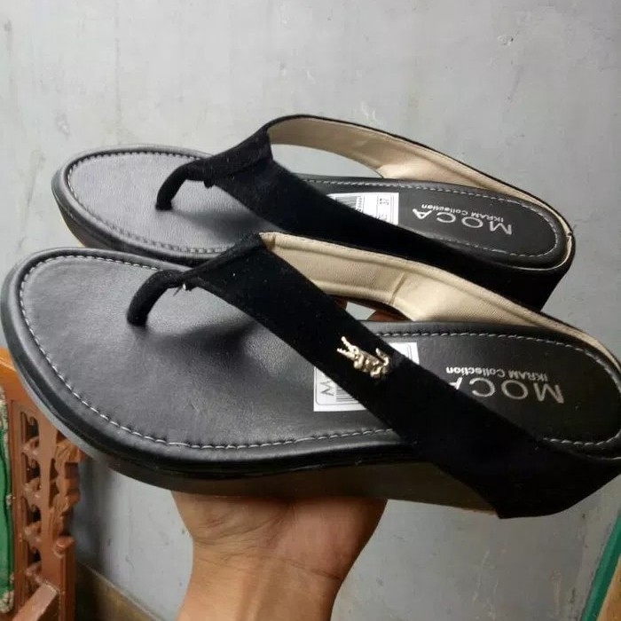 Sandal Wanita Jepit Lacoste Hitam 2