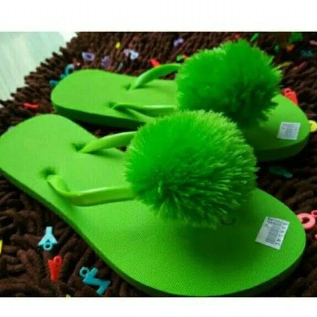 Sandal Wanita Teplek Pompom 2