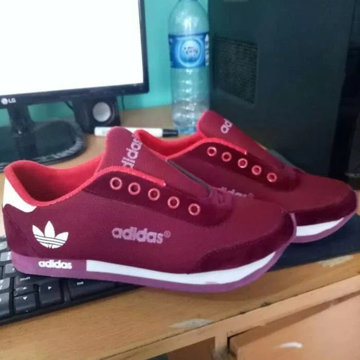 Sepatu Adidas Running Wanita Maroon 2