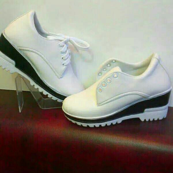 Sepatu Boots Docmart Putih 3