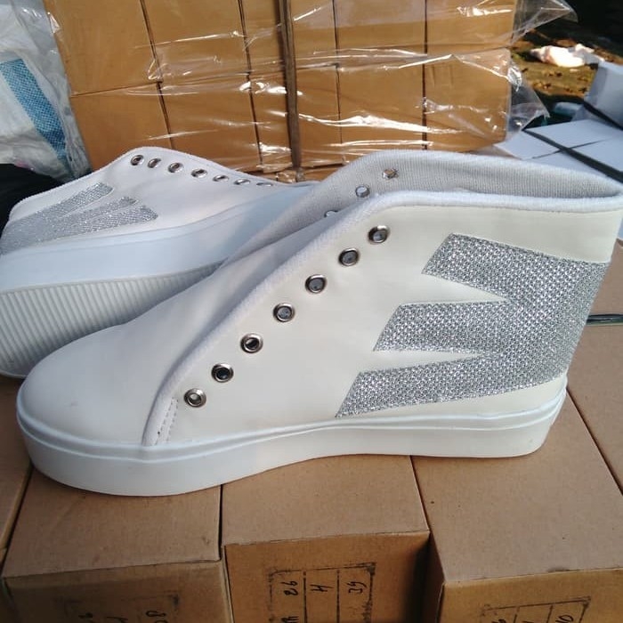 Sepatu Boots Glitter Putih 3