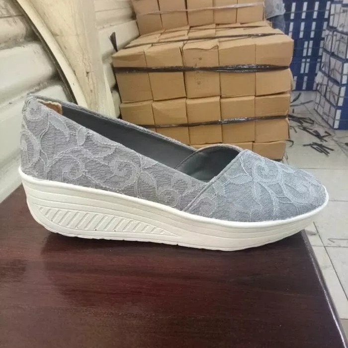 Sepatu Slip On Brukat Emory Abu 2