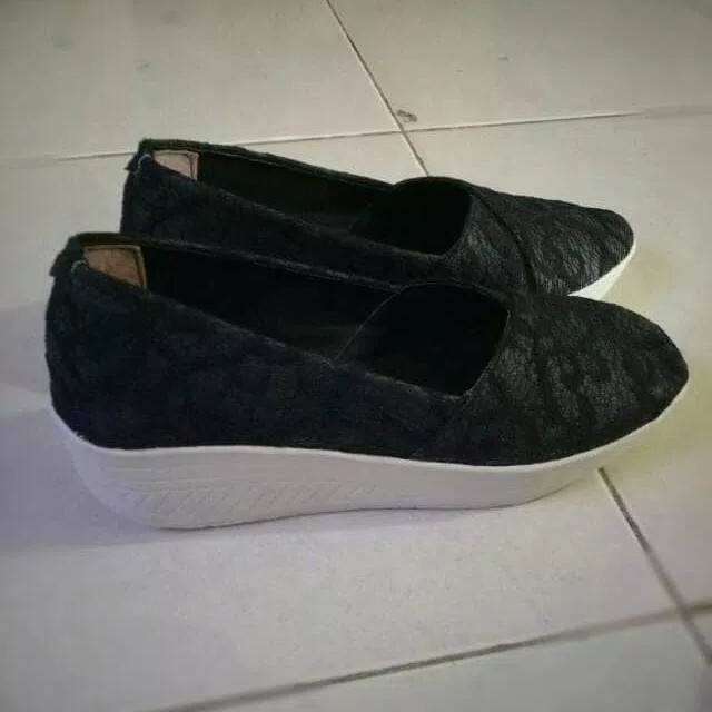 Sepatu Slip On Brukat Emory Hitam 3