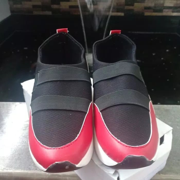 Sepatu Slip On Y-8 Hitam Merah 3