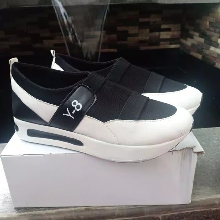 Sepatu Slip On Y-8 Putih Hitam 2