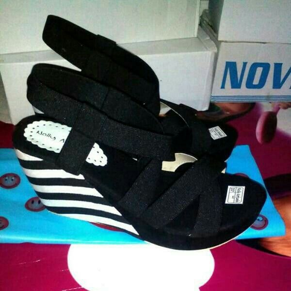 Wedges Belang Hitam 2