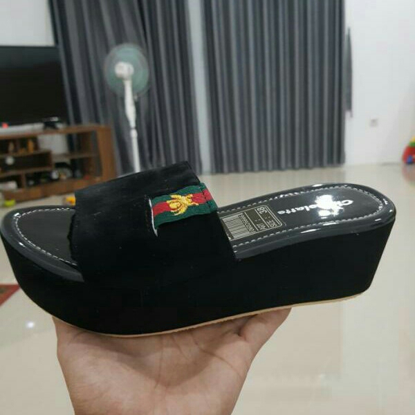 Wedges MR111 Hitam 2