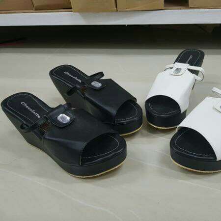 Wedges MR115 Hitam 2