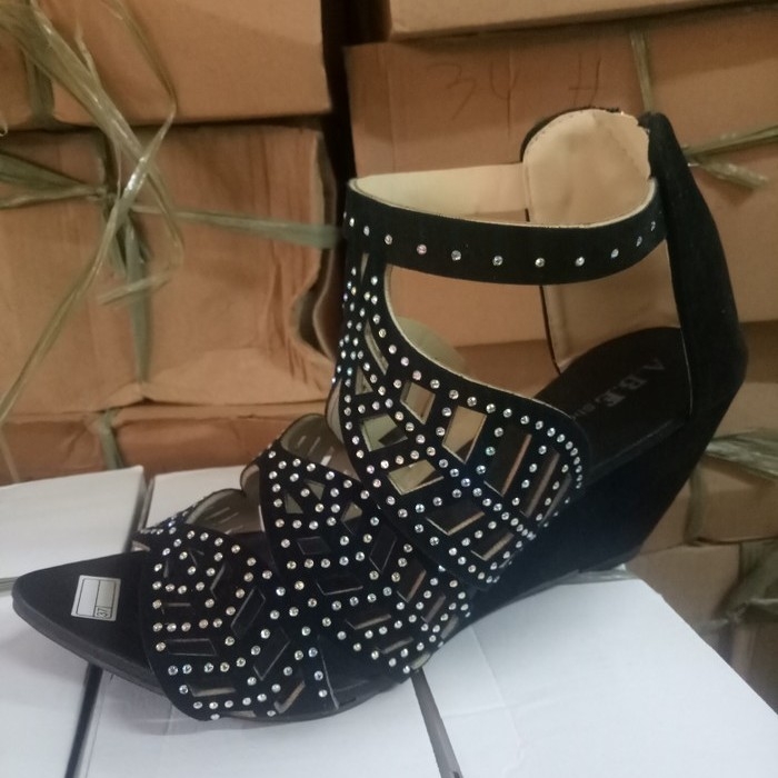 Wedges Motif Daun Hitam 2