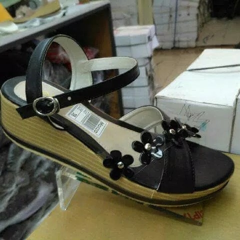 Wedges Silang Bunga Hitam 2