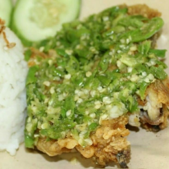 AYAM GEPREK HIJAU PAKAI NASI