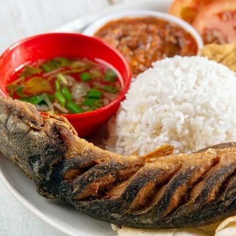 Aneka Ikan Goreng Dan Nasi