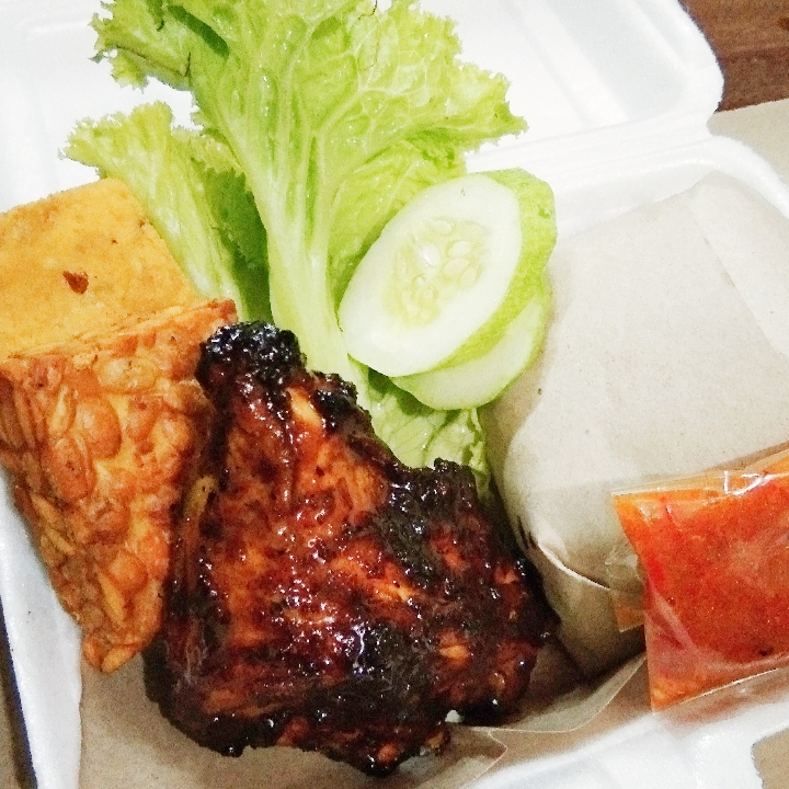 Ayam Bakar Komplit Bumbu Petis