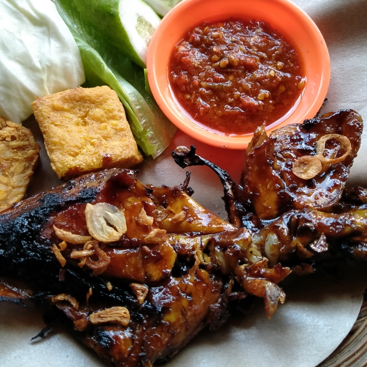 Ayam Bakar Tahu Tempe Lalapan Sambal