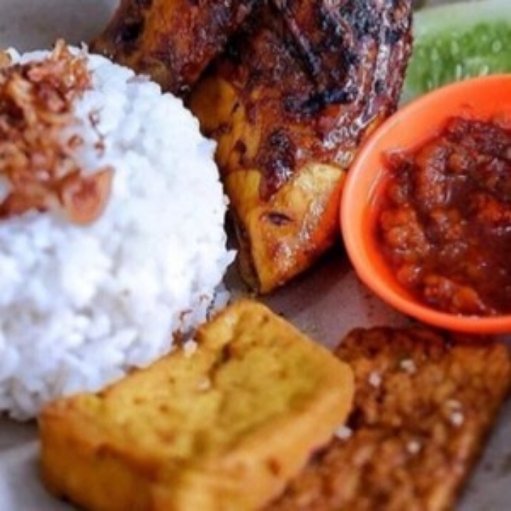 Ayam Bakar Komplit