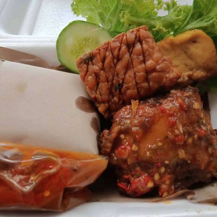 Ayam Bakar Komplit Bumbu Sambal