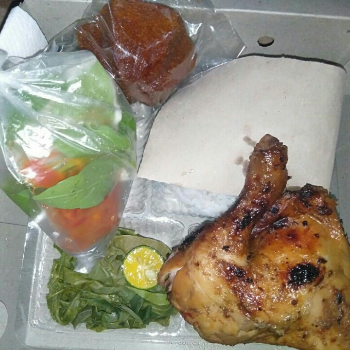 Ayam Bakar Taliwang Komplit Plus Minum Air Mineral Gelas