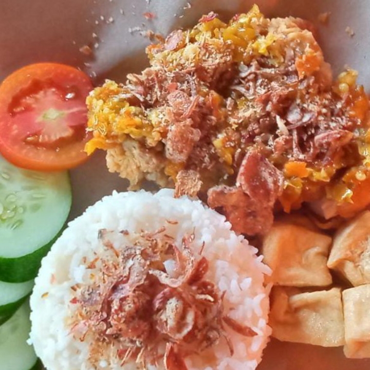 Ayam Geprek pakai nasi Dapoer Wawa