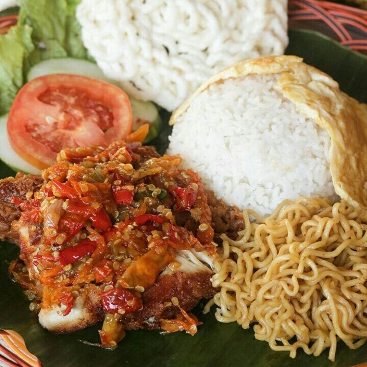 Ayam Geprek Komplit Mantol