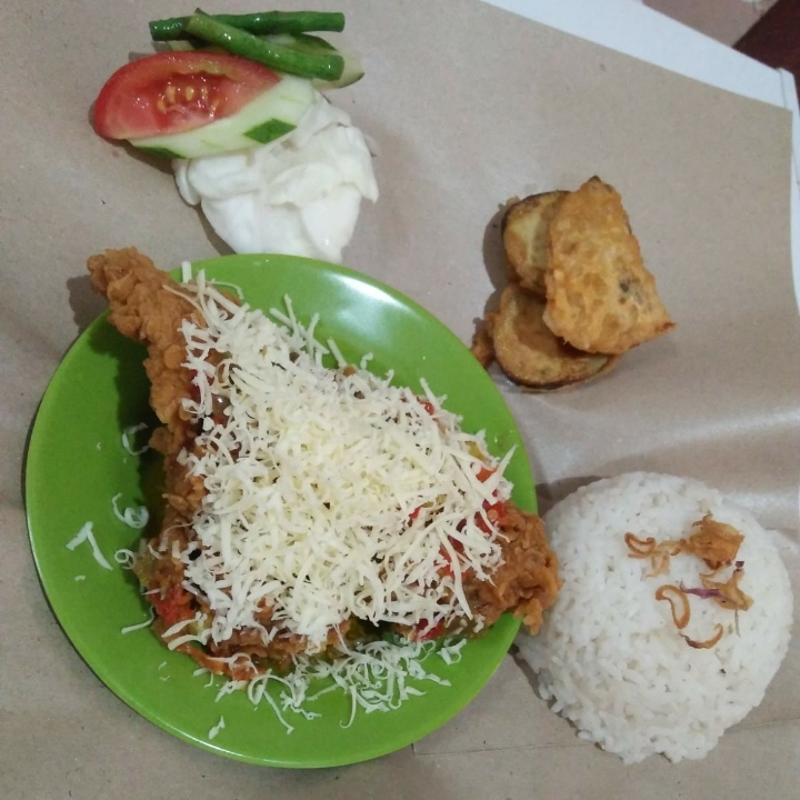 Ayam Geprek Keju Parut Pakai Nasi