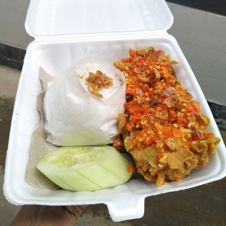 Ayam Geprek Pakai Nasi