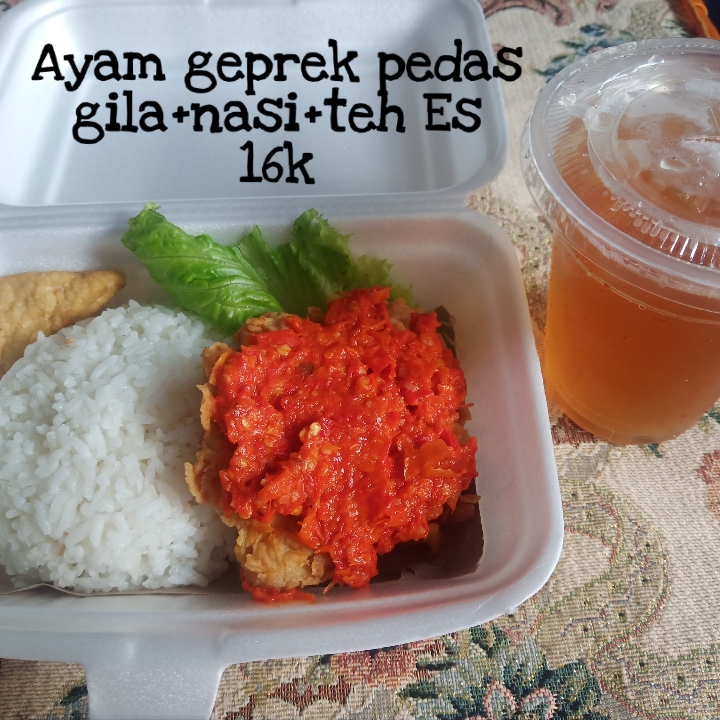 Ayam Geprek Pedas Gila Tambah Nasi Dan Teh Es Manis