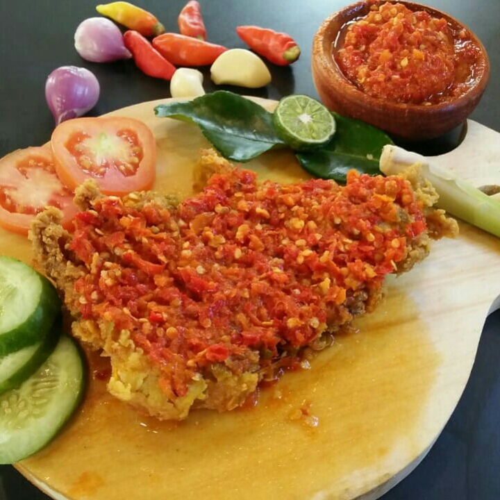 Ayam Geprek Sambel Merah Pedas