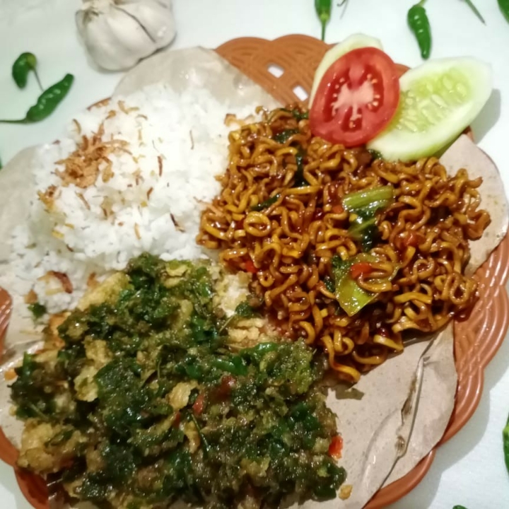 Ayam Geprek mie Nasi Spesial Sambal Hijau