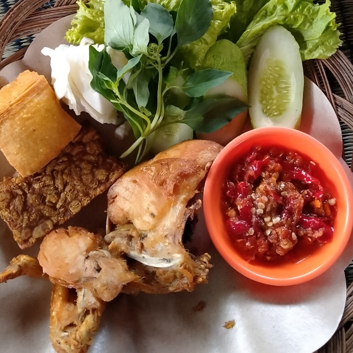 Ayam Goreng Tahu Tempe Lalapan Sambal