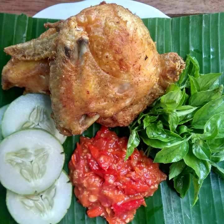 Ayam Goreng Lalapan 