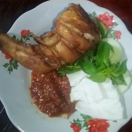 Ayam Goreng Lalapan