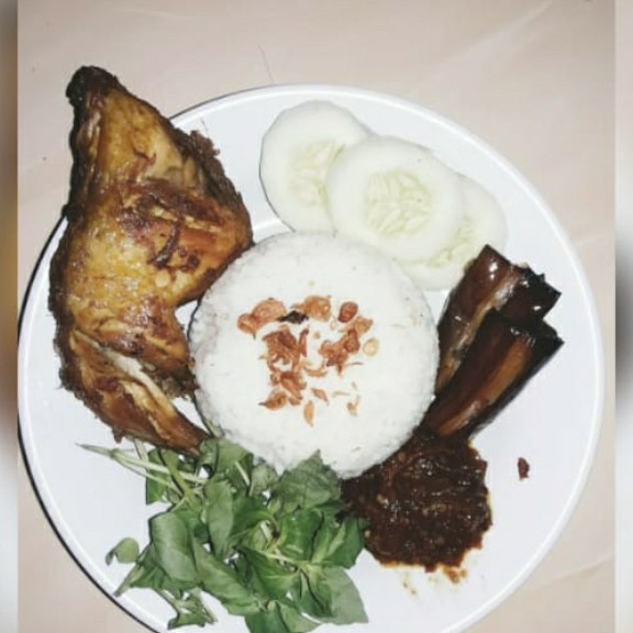 Ayam Goreng Lalapan dan Nasi