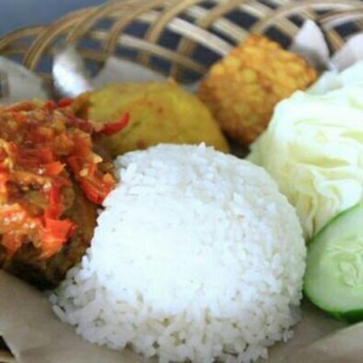 Ayam Goreng Penyet Komplit