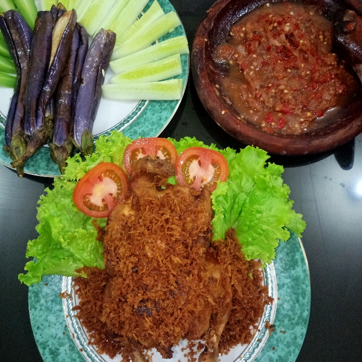 Ayam Goreng Serundeng Kelapa Dan Lalapan