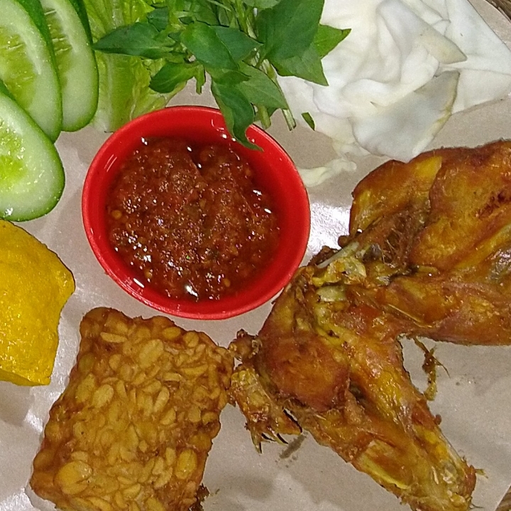 Ayam Kampung Goreng M  Lalapan Sambal