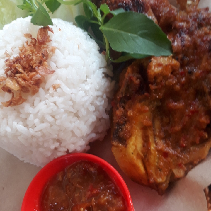 Ayam Kampung Bakar Taliwang Dan Nasi 