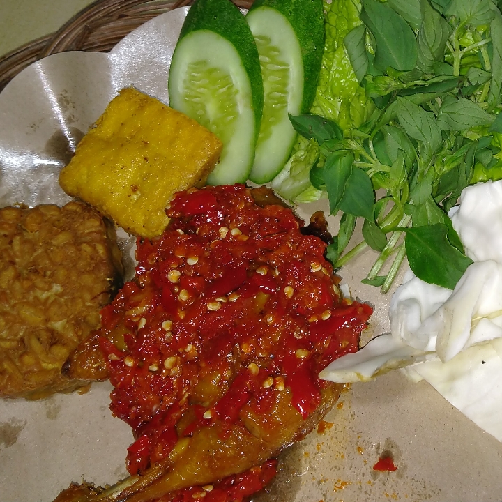 Ayam Penyet Lalapan Sambal