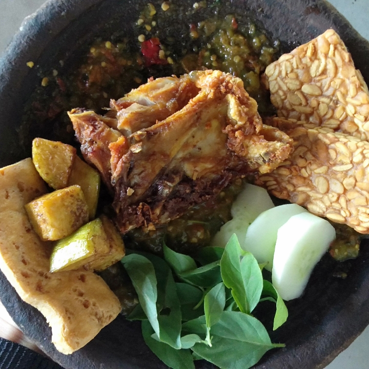 Ayam Penyet tahu Tempe