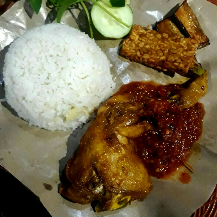 Ayam Penyet Cobek Uwek