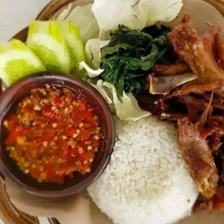 Ayam Penyet Daun Singgkong 