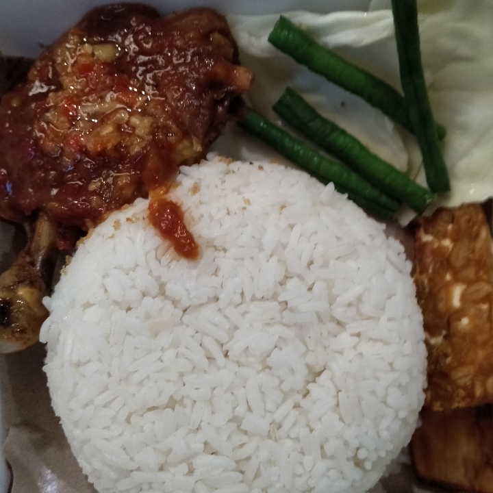 Ayam Penyet Lalapan