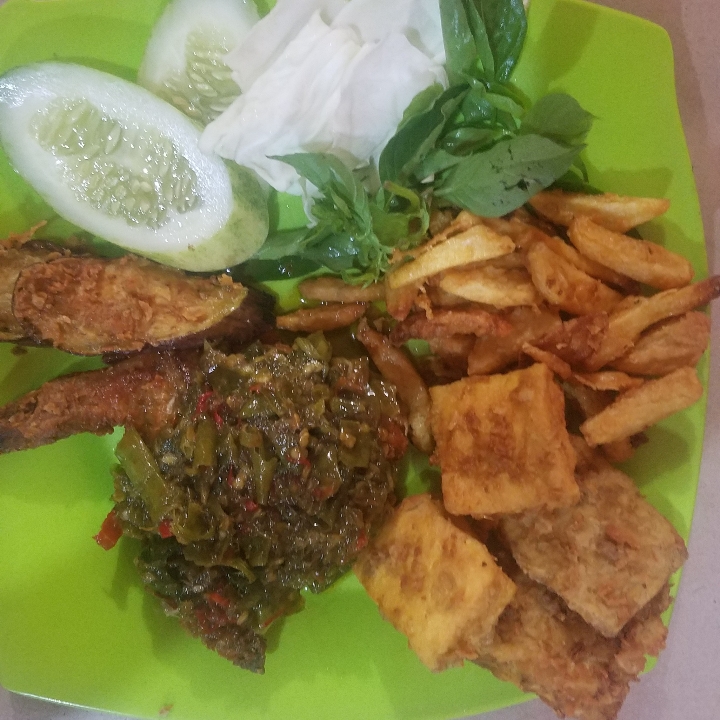 Ayam Penyet Plus Tahu Tempe Kentang Dan Nasi