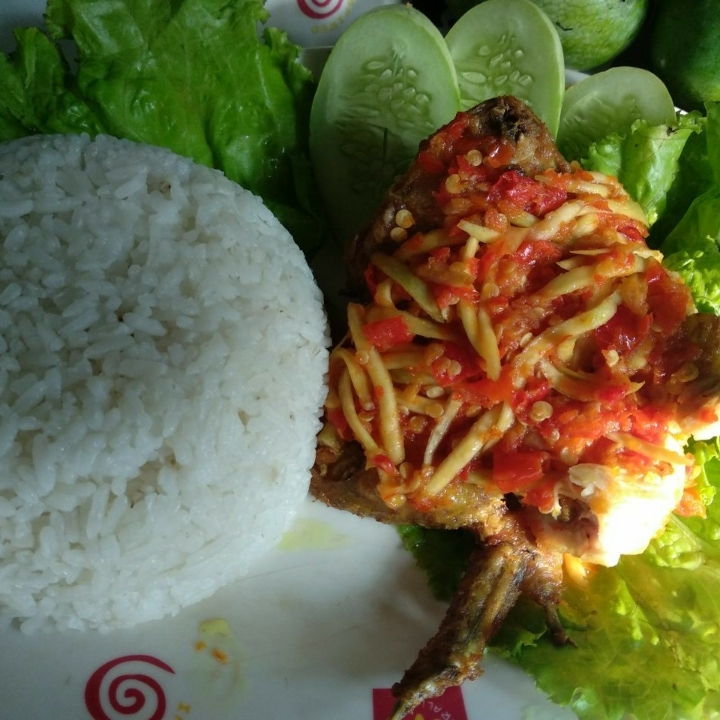 Ayam Penyet Sambal Mangga dan Nasi