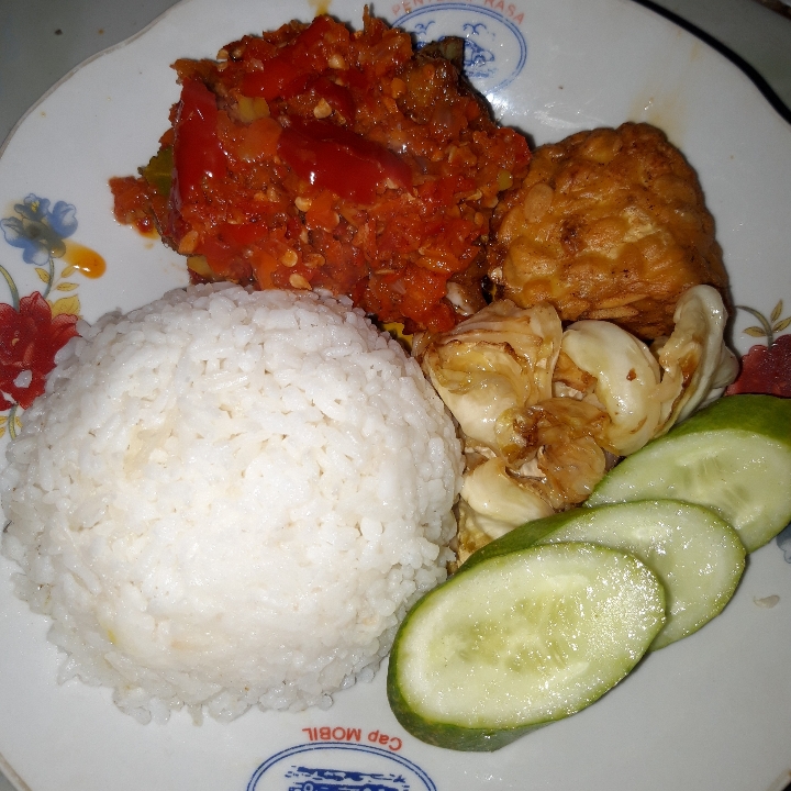 Ayam Penyet Sambal Merah