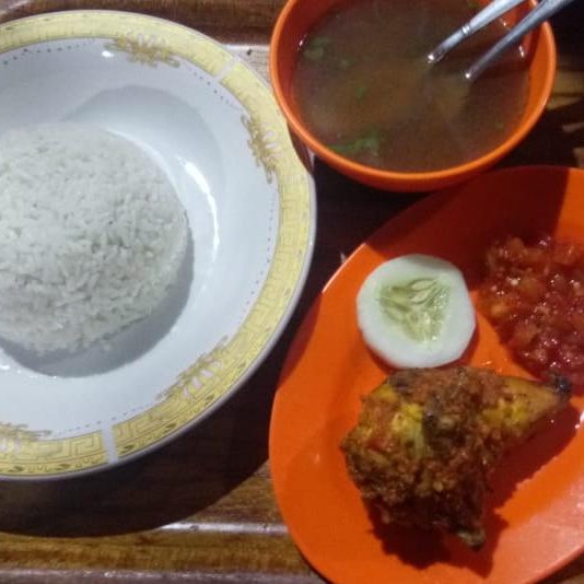 Ayam bakar plus nasi